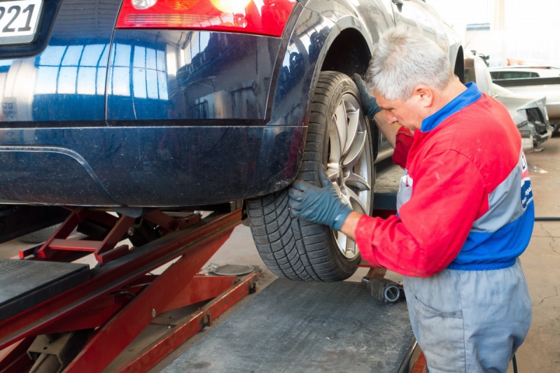 ecommerce-SIGALE-min_auto_repair_repair_lift_auto_mechanic_work_clothes_master_professional_man_of_the_fold-685629