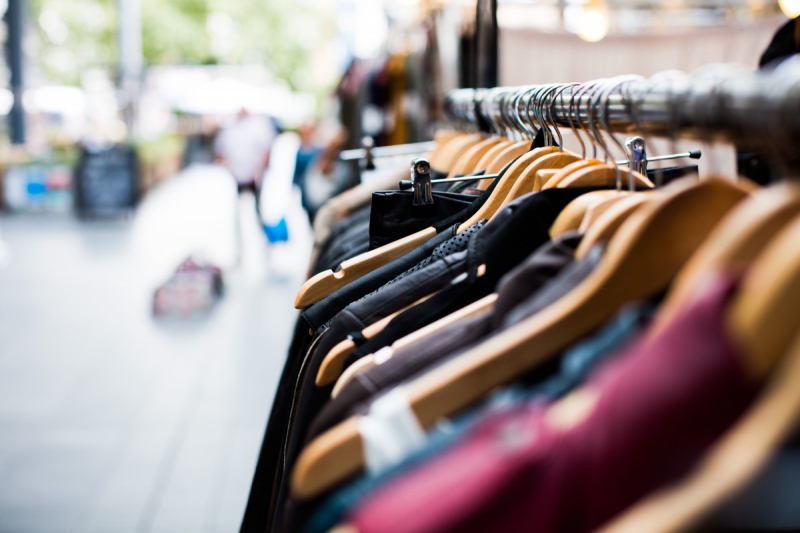 ecommerce-SIGALE-min_blur_close_up_focus_hanger_jacket_market_people_rack-1176303