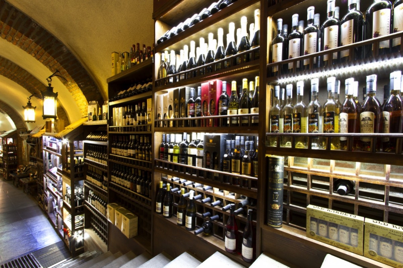 ecommerce-SIGALE-min_world_street_travel_shop_canon_georgia_wine_bottles-429767